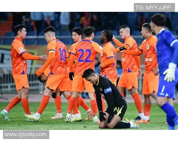 足球明星意外受伤瞬间高清回放引发球迷热议与关注